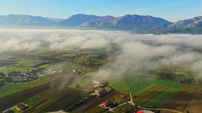 在Atena Lucana附近的山脉和晴朗的天空中，雾笼罩着错落有致的景观。
