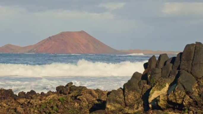 海浪冲向石岸