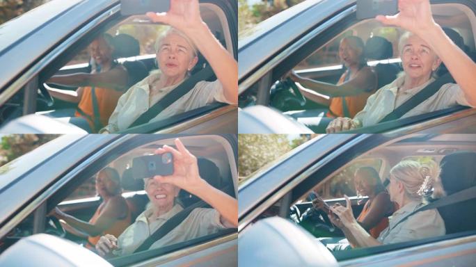 乘客用手机拍照，两个年长的女性朋友在车上享受一日游