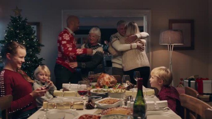 圣诞家庭拥抱到来参加晚宴，庆祝节日团圆，朋友们在家里享受季节问候4k镜头