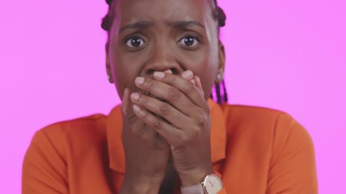 黑人妇女，休克和脸在恐慌的表情，在粉红色的工作室背景下看起来很担心或害怕。非洲裔美国女性的肖像震惊，