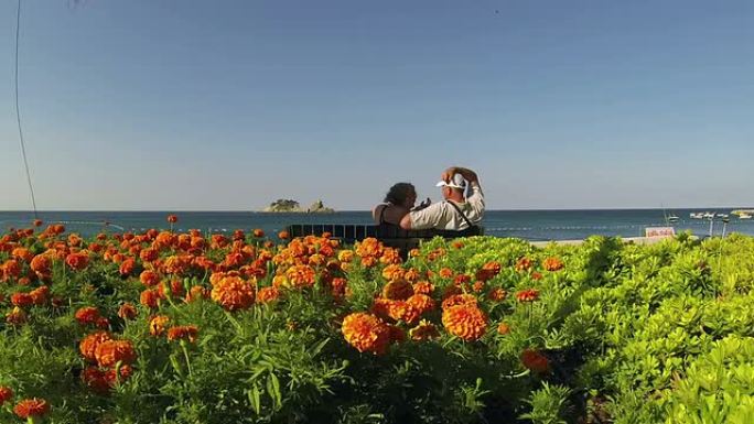 享受海景的夫妇
