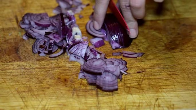 在木盘上切紫色洋葱特写