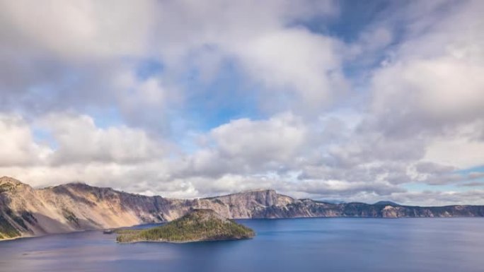 俄勒冈州火山口湖上方移动的云层的时间流逝