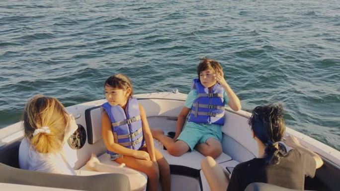 夏天乘船旅行。快乐的家庭享受船上的景色。纽约海滨。