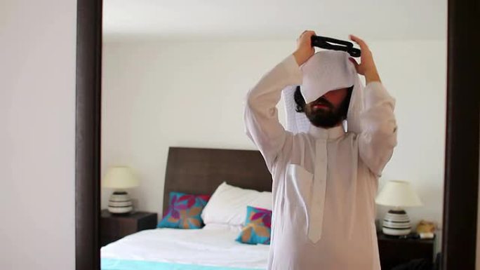 沙特阿拉伯男子在家穿衣