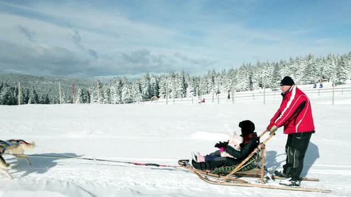 高清范围: 人们在大自然中被爱斯基摩人驾驶雪橇