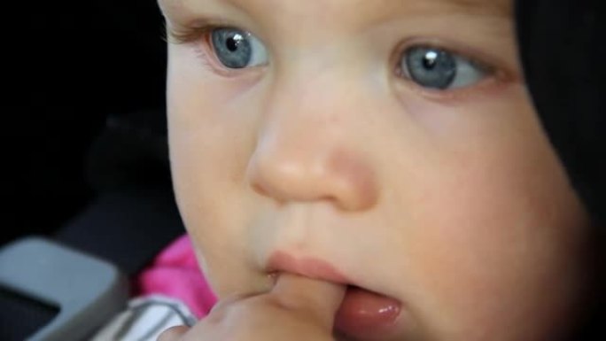 出牙的婴儿吮吸手指