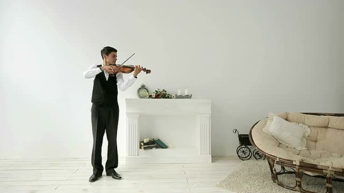 白色背景上的拉丁裔小提琴家。