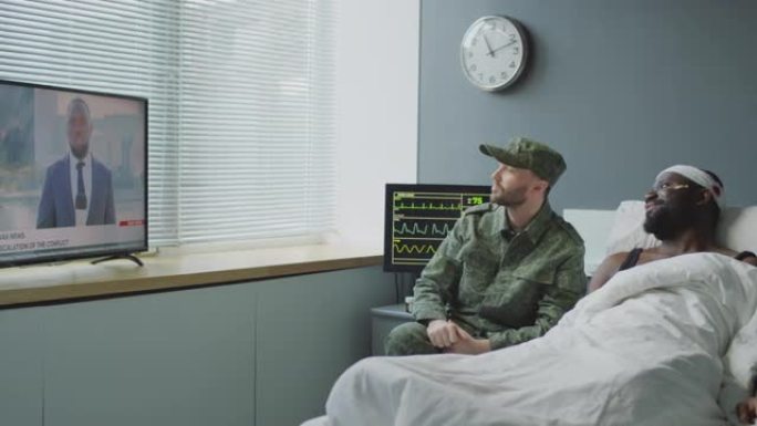 军队医院的病人和他的朋友在看新闻