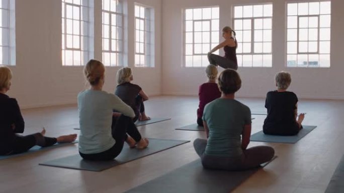瑜伽课教师教学组成熟女性冥想练习展示姿势享受工作室的早晨体能锻炼