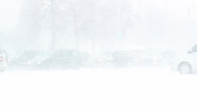 在暴风雪中，晚上在乡间小路上繁忙的交通