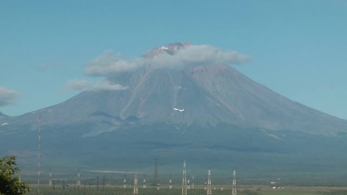 客机在一座巨大的火山对面飞行