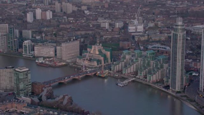 沃克斯豪尔桥和泰晤士河的鸟瞰图，伦敦，英国。4 k