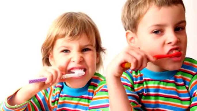 男孩和女孩互相刷牙
