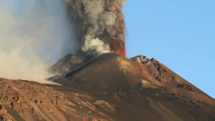 埃特纳火山在黎明时爆发