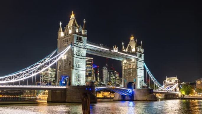 英国伦敦夜间通过泰晤士河的航海船只吊桥塔桥的时间流逝，