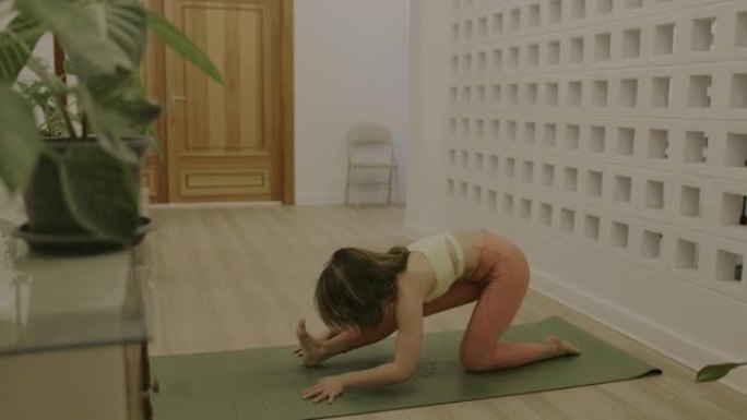 泰国女子逃离了她在网上瑜伽课上做瑜伽的工作。