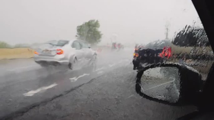 大雨天交通行车困难。