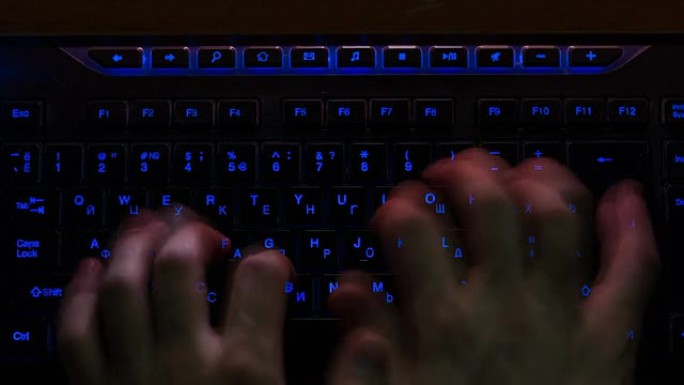 黑客在键盘上打字，时间流逝