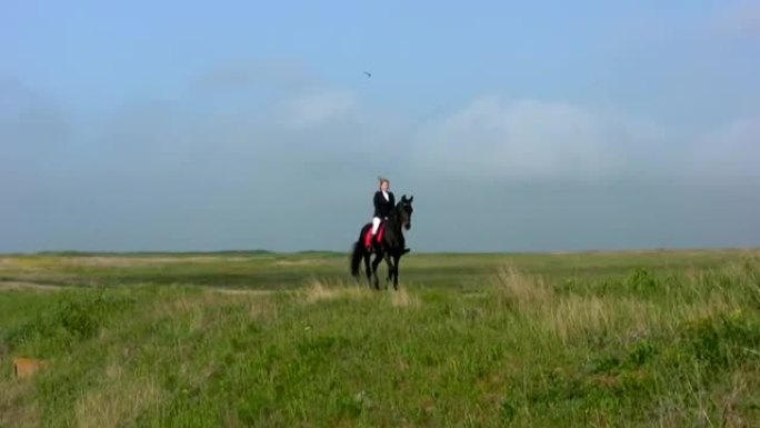 在草原上骑马的女孩05