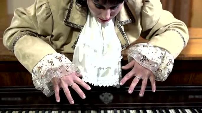 高清慢速: 白色餐巾纸的情妇躺在钢琴上