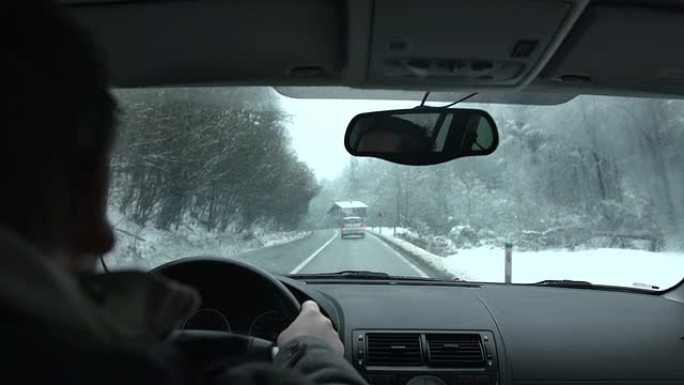 高速公路上的冬季行驶