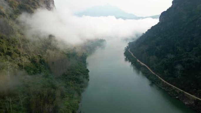 雾中日出时湄公河宁静景象的鸟瞰图