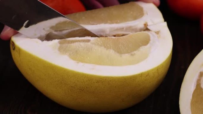 成熟的黄柚切成小块特写