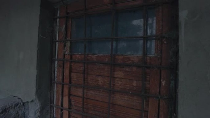 古老的栅格地窖门:古董，螺栓，在晚上被遗弃