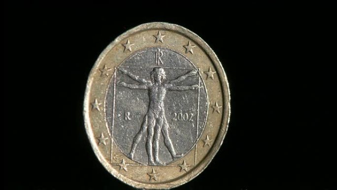 一枚欧元背硬币隔离在黑色背景上。旋转