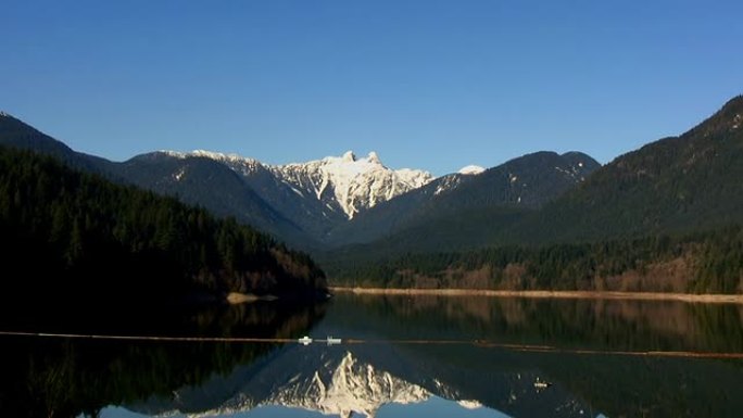 加拿大温哥华的卡皮拉诺湖和狮子峰