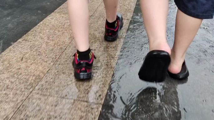 实拍冒雨行走雨走路双脚行走在雨中双路特写