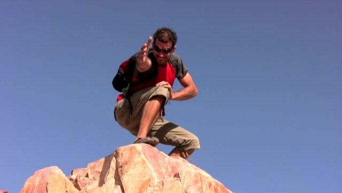 男性登山者为顶级高清提供帮助