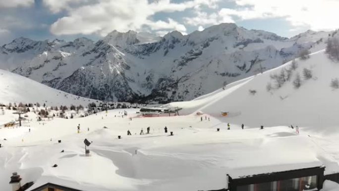 南蒂罗尔人的单板滑雪和滑雪的航拍视频