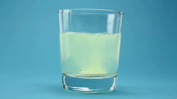 片剂溶解在玻璃水头痛的概念