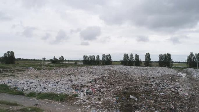 一个大型垃圾场，鸟儿涌向装满塑料袋的垃圾箱，每天都有更多的鸟儿被丢弃，航拍镜头。