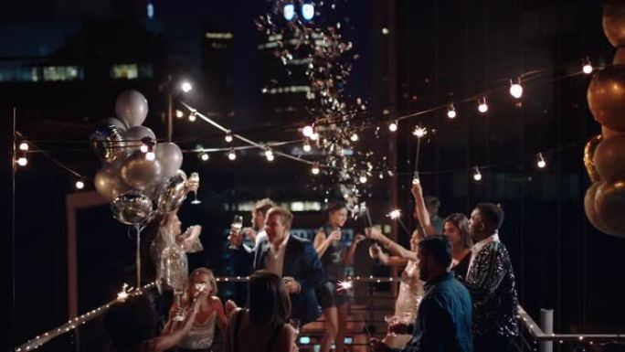 朋友们庆祝除夕派对跳舞扔五彩纸屑享受迷人的庆祝活动穿着时尚的时尚在晚上4k屋顶的正式社交聚会上