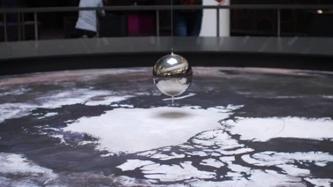 悬挂在绳子上的金属球展示了重力和吸引力。在博物馆中，以金属球为例展示地球磁场的展览。