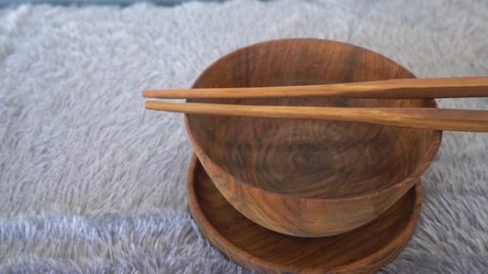 日本空碗，一双筷子孤立在灰色背景上