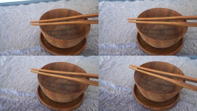 日本空碗，一双筷子孤立在灰色背景上