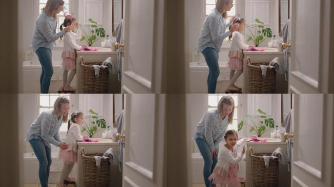 快乐的母亲在浴室刷女儿的头发可爱的小女孩早上准备慈爱的妈妈享受父母照顾孩子