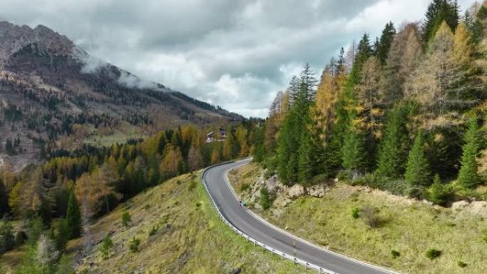 秋天在阿尔卑斯山的道路上骑自行车的两个人的鸟瞰图