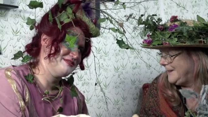 高清-慢: 两位戴着植物的女士在交谈
