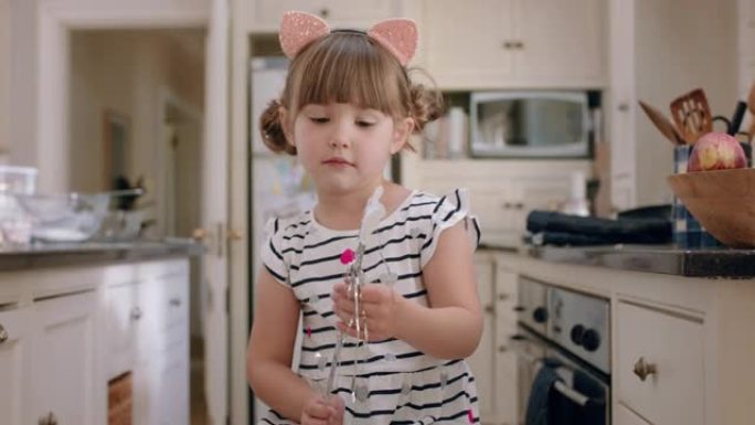 肖像美丽的小女孩挥舞着魔杖在家里玩得开心假装享受童年的想象力