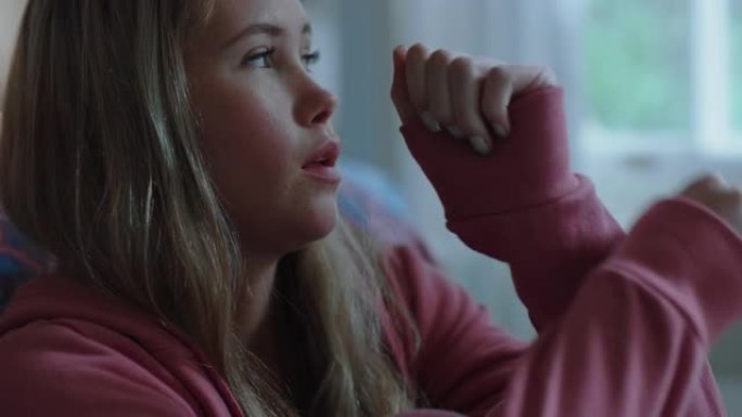 悲伤的十几岁的女孩独自在家感到沮丧，喜怒无常的青少年想着情绪破裂坐在卧室里