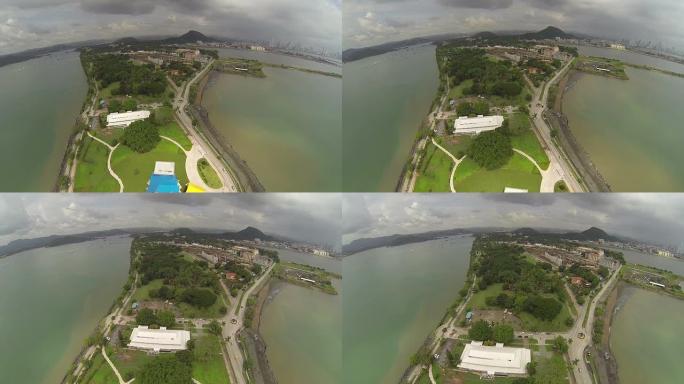 中美洲巴拿马巴拿马运河太平洋入口Amador Causeway的鸟瞰图。一条单车道的道路沿着堤道延伸