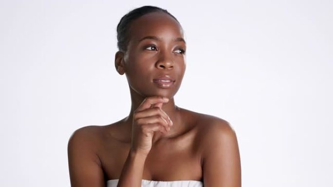 黑人妇女，脸和思考皮肤护理与美丽，皮肤光泽和美容护理在白色背景。天然化妆品，沉思和皮肤病学，肖像中的