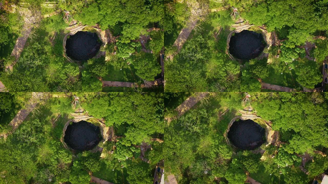墨西哥巴利亚多利德cenote Saamal的鸟瞰图。人们在cenote休息和游泳。
cenote中
