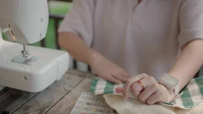 年轻女子准备纺织品缝制自制。